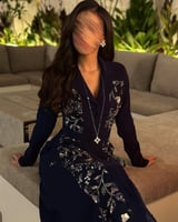 فستان كحلي بارابي – نقشة الورد الملكي وأناقة ما تش...