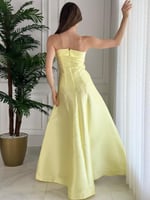 فستان مناسبات ميكادو أصفر بتصميم وردة جذاب