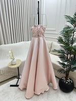 فستان سهرة وردي فاتح بأكتاف مكشوفة وتطريز فاخر من...