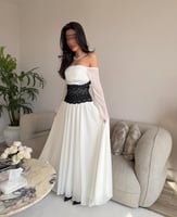 فستان مناسبات أبيض بحزام دانتيل أسود