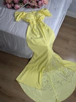 فستان سهرة اصفر باربي مع ورد ترتر من كيوتشي