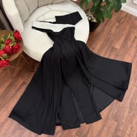 فستان أسود ملكي بفتحة ساق فخمة