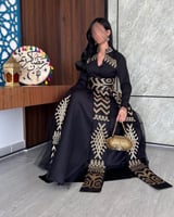 جلابية سوداء مزخرفة باللون الذهبي من ماركة كيوتشي...