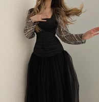 فستان سهرة أسود شانتون ملكي وأكمام ترتر