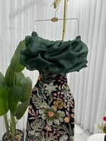 فستان سهرة زيتي مطرَّز بزخارف زهرية فاخرة من CUTEC...