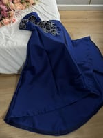 فستان ستان كحلي للسهرة ناعم وراقي من كيوتشي