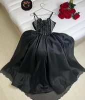 فستان سهرة أسود تفته روسي – إطلالة ملكية من كيوتشي...