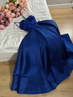 فستان سواريه نيلي كلوش بتصميم ورد أنثوي