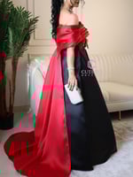 فستان سهرة أسود ميكادو بذيل أحمر ملكي