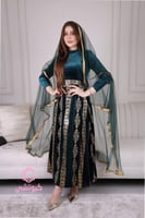 جلابية مخمل داكن مع تطريز ذهبي وطرحة