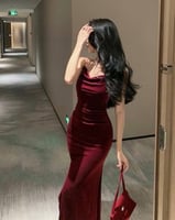 فستان سهرة مخمل ضيق بلون عنابي فاخر