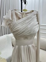 فستان بيج فاتح أنيق بكسرات انسيابية من CUTECCI