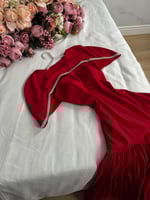 فستان احمر ميد جريء وراقي من كيوتشي