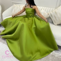 فستان سهرة أخضر مطرز بفصوص كريستال فاخر