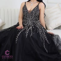 فستان سهرة أسود مطرز بخيوط فضية فاخرة