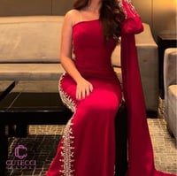 فستان سواريه أحمر مطرز بشال جانبي