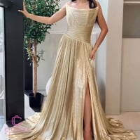 فستان سهرة ذهبي بكسرات لماعة