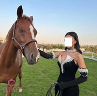 فستان سهرة أسود صدر لؤلؤ بكم منفصل من كيوتشي – إطل...