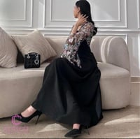 فستان اسود ناعم بأكمام دانتيل مطرزة