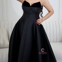 فستان سهرة أسود ميدي بفتحة صدر أنيقة