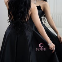 فستان سهرة أسود ميدي بفتحة صدر أنيقة