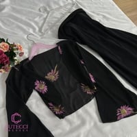 فستان أسود ناعم مطرز بزهور بنفسجية