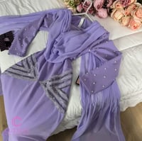 فستان موف فاتح بشال شيفون أنيق من كيوتشي – لمسة را...