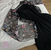 فستان اسود ناعم بأكمام دانتيل مطرزة