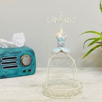 علاقة اكسسورات بفستان ازرق تحف العيد