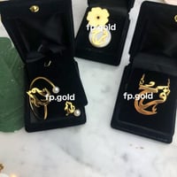 طقم قلاده وبروش الورده و اسواره وخاتم مطلي ذهب بال...