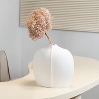 مزهرية سيراميك بيضاء بسيطة مصنوعة يدويًا على الطرا...