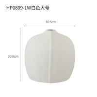 مزهرية سيراميك بيضاء بسيطة مصنوعة يدويًا على الطرا...