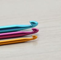 ميدالية سنارة كروشيه