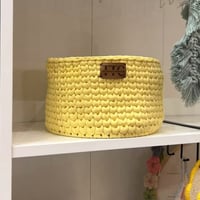 سلة كروشية بقاعدة خشبيه