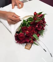 هودي مع باقة ورد