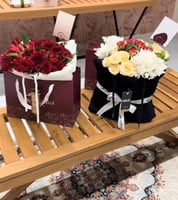 هودي مع باقة ورد