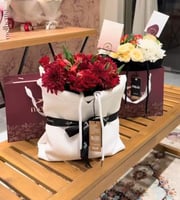 هودي مع باقة ورد