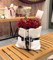 هودي مع باقة ورد