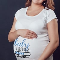 تشيرت حامل ولد