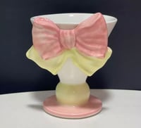 كوب الفيونكه بصحن مصنوع يدوياً