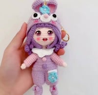 دمية كروشيه ( شنطة نقود + ميداليه ) صناعه يدويه تر...