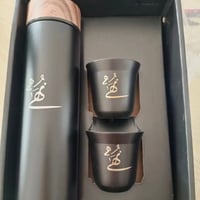 طقم حافظة حرارة مع كوبين بالعباره او الاسم المطلوب...