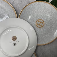 طقم صحون هيرمز مكون من 4 صحون و 4 ملاعق