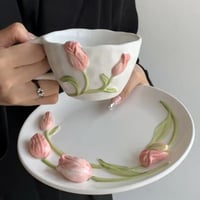 كوب التوليب الوردي مع صحن