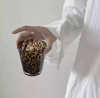 كوب زجاج بطباعة الفهد