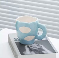 كوب مصنوع يدوي بشكل غير منتظم