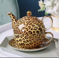 إبريق شاي عالي الجودة مع صحن وكوب