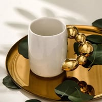 كوب بعقد من الكرات