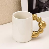 كوب بعقد من الكرات