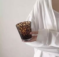 كوب زجاج بطباعة الفهد